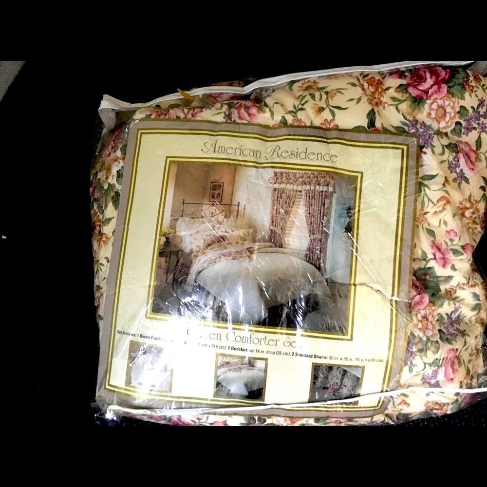4 pc white flowered comfort set like brand new!!!